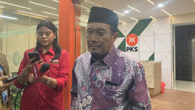 Calon Wakil Gubernur Jakarta Suswono menjawab pertanyaan awak media saat dijumpai di DPW PKS Jakarta, Jakarta Pusat, Jum'at (13/9/2024). Foto: Alya Zahra/Kumparan