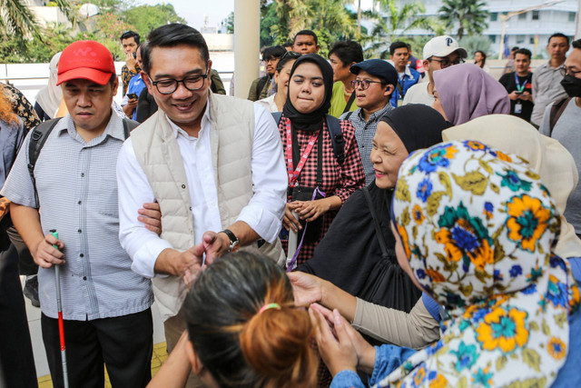 Bakal calon Gubernur DKI Jakarta Ridwan Kamil (kedua kiri) menyapa teman penyandang disabilitas saat kegiatan Jejak Langkah Inklusi RIDO bersama Teman Disabilitas di Halte Transjakarta Tosari, Jakarta, Jumat (13/9/2024). Foto: Asprilla Dwi Adha/ANTARA FOTO