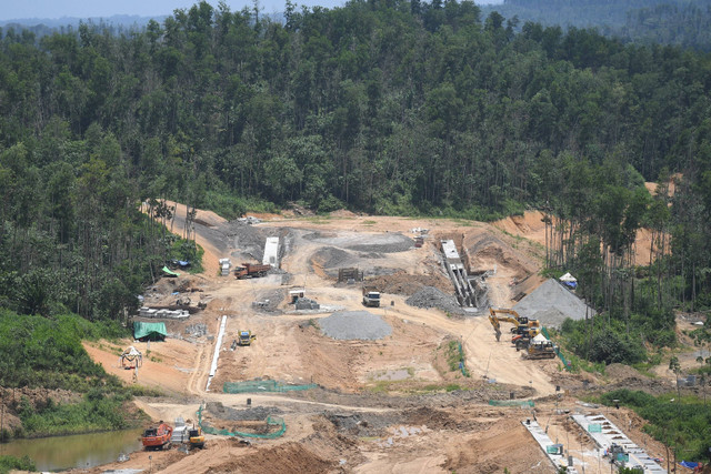 Suasana pembangunan di Kawasan Inti Pusat Pemerintahan (KIPP) terlihat dari Istana Garuda, Ibu Kota Nusantara (IKN), Penajam Paser Utara, Kalimantan Timur, Jumat (13/09/2024). Foto: M Risyal Hidayat/ANTARA FOTO