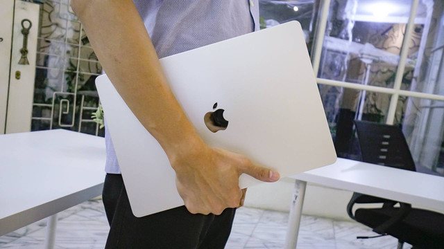 MacBook Air M3 15 inci warna Starlight. Foto: Kevin S. Kurnianto/kumparan