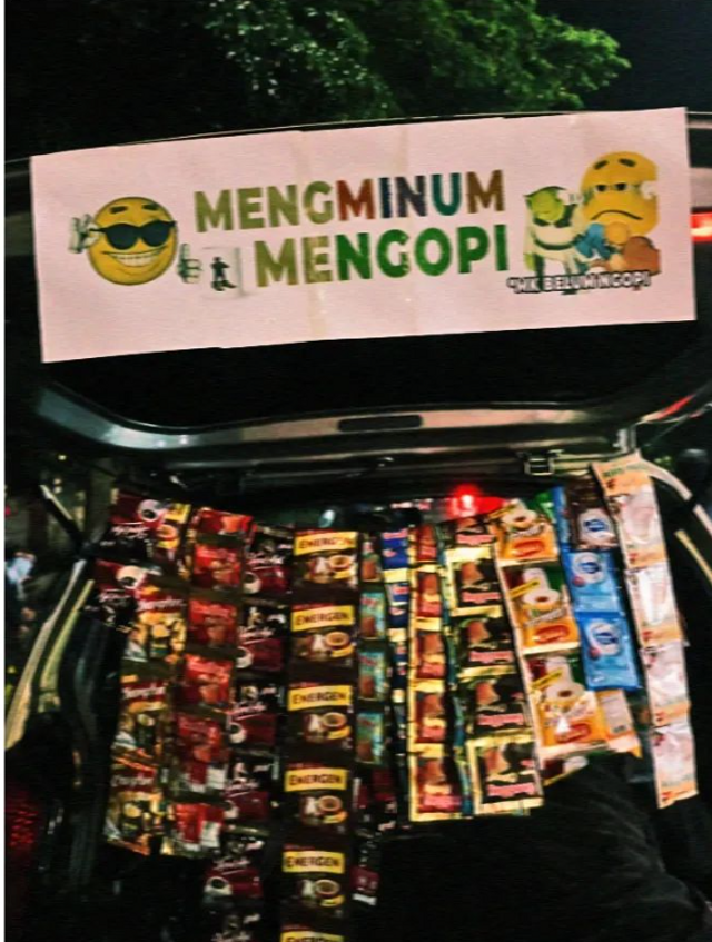 Gambar kedai unik dan lucu yang bernama mengminum48 Instagram : mengminum48