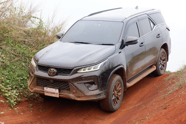 Jajal Toyota Fortuner 2.8 4x4 GR-S di medan off road. Foto: Sena Pratama/kumparan