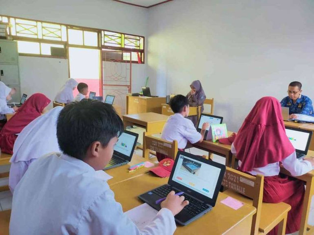 Contoh pembelajaran berdiferensiasi dengan memaksimalkan teknologi. Sumber: Shutterstock