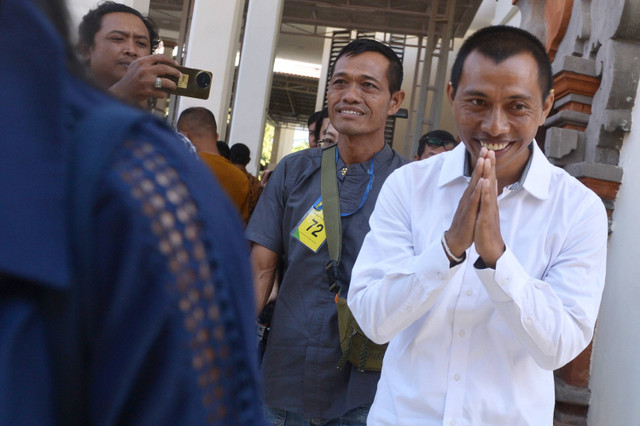 Terdakwa I Nyoman Sukena (kanan) yang didakwa melakukan tindak pidana karena memelihara Landak Jawa (Hysterix javanica) berjalan meninggalkan ruangan usai menjalani sidang tuntutan di Pengadilan Negeri Denpasar, Bali, Jumat (13/9/2024). Foto: Fikri Yusuf/ANTARA FOTO