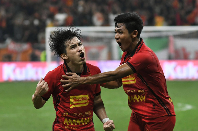 Pesepak bola Persija Jakarta Ryo Matsumura (kiri) melakukan selebrasi bersama rekannya Firza Andika (kanan) usai mencetak kedua ke gawang Persis Solo pada lanjutan Liga 1 di Jakarta International Stadium, Jakarta, Sabtu (24/8/2024). Foto: Fakhri Hermansyah/ANTARA FOTO