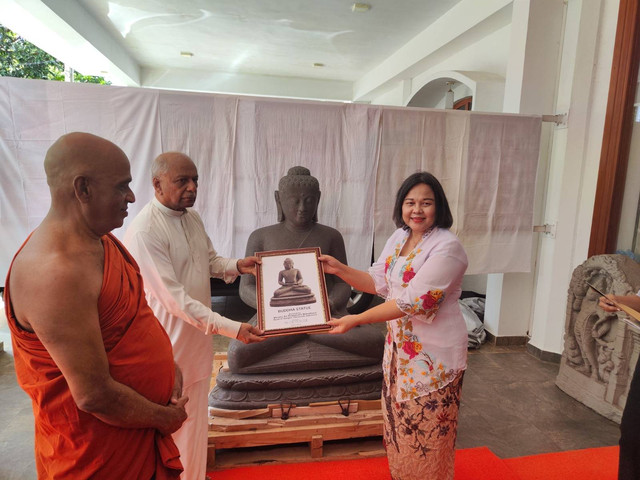 Dubes Indonesia untuk Sri Lanka dan Maladewa, Dewi Gustina Tobing (kanan), menyerahkan Patung Buddha dari Indonesia kepada Perdana Menteri Sri Lanka Dinesh Gunawardena, Kamis (12/9). Foto: Dok. Istimewa