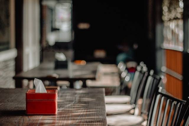 Tempat makan di Ragunan Zoo. Foto hanyalah ilustrasi, bukan tempat yang sebenarnya. Sumber: Unsplash/Fadhlurrohman Ammar