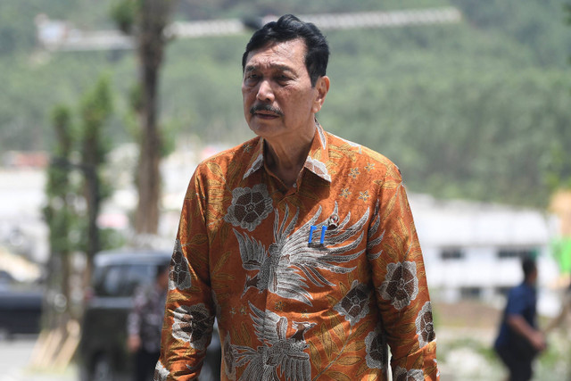 Menko Marves Luhut Binsar Pandjaitan berjalan menuju mobil usai mengikuti sidang kabinet paripurna terakhir di Istana Garuda, Ibu Kota Nusantara (IKN), Penajam Paser Utara, Kalimantan Timur, Jumat (13/09/2024). Foto: M Risyal Hidayat/ANTARA FOTO