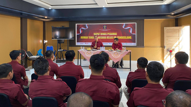 Kepala Divisi Pemasyarakatan Kanwil Kemenkumham Banten, Jalu Yuswa Panjang, Memberikan Arahan Kepada Pegawai Rutan Pandeglang