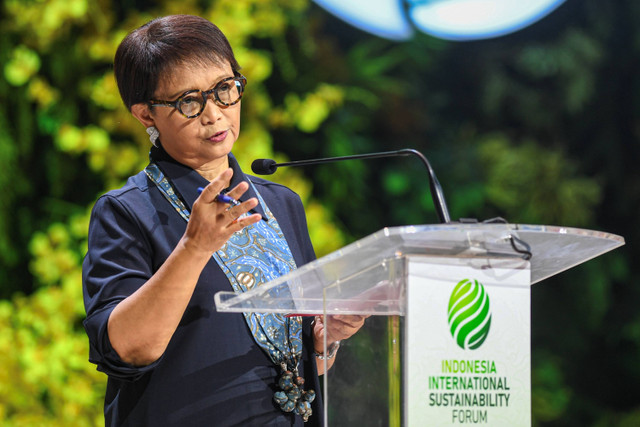 Menteri Luar Negeri Retno Marsudi memberikan paparannya pada hari kedua Indonesia International Sustainability Forum (ISF) 2024 di Jakarta Convention Center (JCC) Senayan, Jakarta, Jumat (6/9/2024). Foto: Muhammad Adimaja/ANTARA FOTO