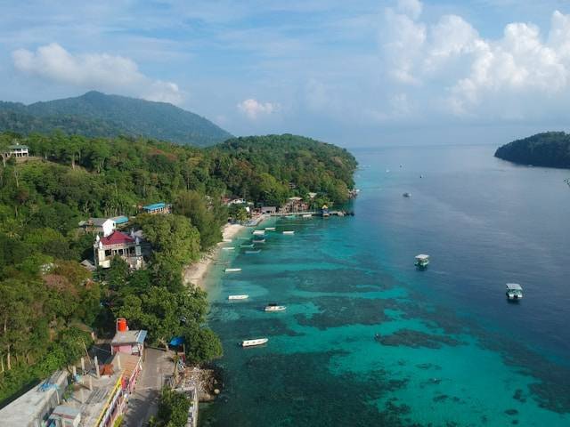 Rekomendasi penginapan di Iboih. Foto Pantai Iboih. Sumber: Unsplash/Reza Irawan