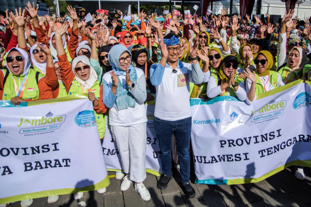 Menteri Kesehatan Budi Gunadi Sadikin didampingi Istri, Ida Rachmawati di Ayo Sehat Festival 2024 di Gedung Sate, Bandung, Jawa Barat, Sabtu (14/9/2024). Foto: Novrian Arbi/ANTARA FOTO