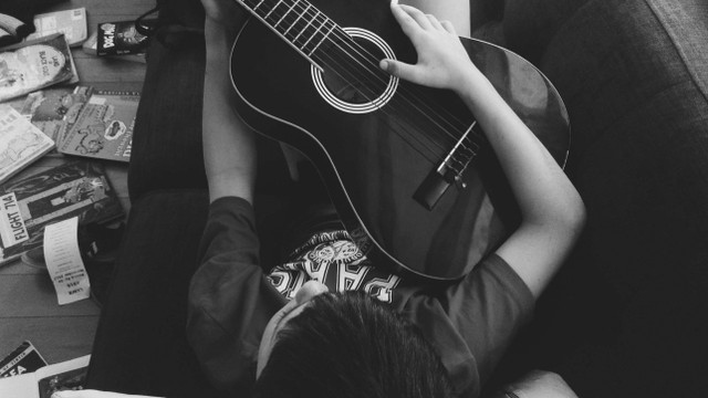 Ilustrasi cara setting neck gitar elektrik. Foto: Pexels.com/Darcy Lawrey