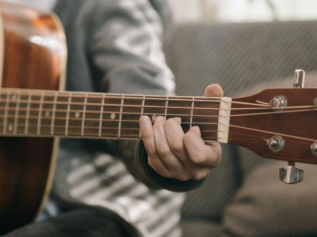 Ilustrasi ukuran neck gitar akustik. Foto: Pexels.com/cottonbro studio