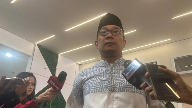 Calon Gubernur Jakarta Ridwan Kamil menyampaikan keterangan pers saat dijumpai di Kantor DPW PKS, Jakarta Pusat, Sabtu (14/9/2024). Foto: Alya Zahra/Kumparan