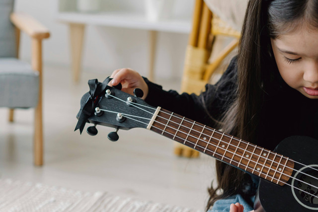 Penyebab Neck Gitar Bengkok, Pexels/Mikhail Nilov