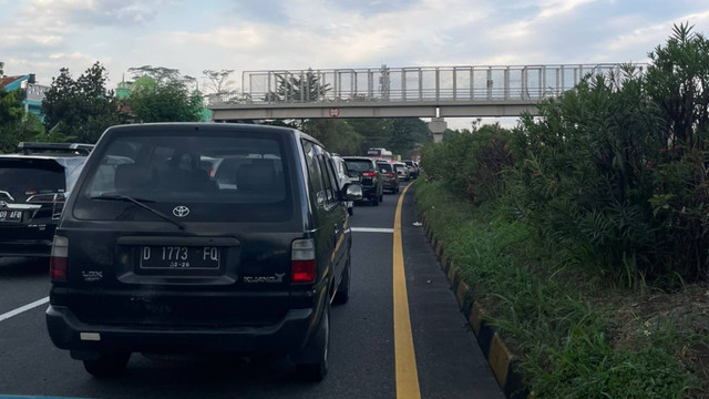 Suasana di Tol Pasir Koja Sabtu sore (14/9/2024). Dok: kumparan