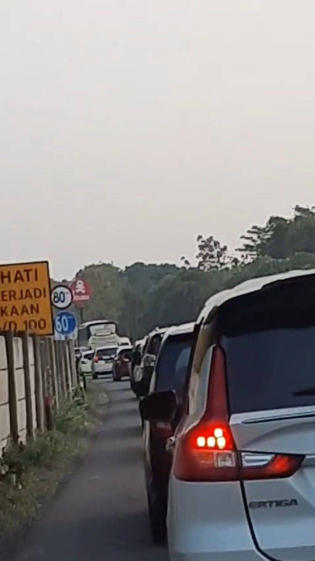 Kemacetan di Tol Cipularang KM 90, Sabtu (14/9/2024). Foto: Dewi Yugi Arti untuk kumparan