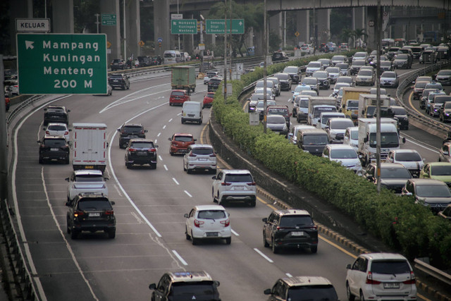 Suasana lalu lintas tol dalam kota di Jalan Gatot Subroto, Jakarta, Sabtu (14/9/2024). Periode libur panjang atau long weekend Maulid Nabi Muhammad Saw terjadi sejak Jumat (13/9) hingga Senin (16/9). Foto: Jamal Ramadhan/kumparan