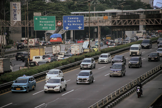 Suasana lalu lintas tol dalam kota di Jalan Gatot Subroto, Jakarta, Sabtu (14/9/2024). Periode libur panjang atau long weekend Maulid Nabi Muhammad Saw terjadi sejak Jumat (13/9) hingga Senin (16/9). Foto: Jamal Ramadhan/kumparan