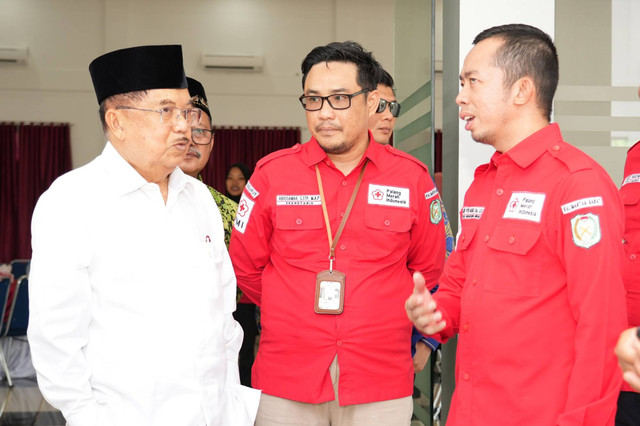 JK berbincang dengan Pengurus PMI Provinsi Kalbar. Foto: Dok. Adpim Pemprov Kalbar