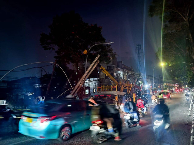 Kemacetan di Jalan Babakan Siliwangi, Kecamatan Coblong, Kota Bandung, imbas longsor yang menyebabkan sejumlah tiang listrik condong ke arah jalan raya, pada Sabtu (14/9). Foto: Robby Bouceu/kumparan