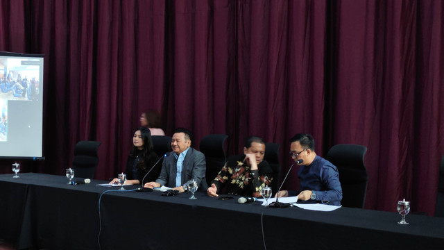 Jumpa pers tim kuasa hukum Binus terkait kasus dugaan perundungan dan kekerasan seksual di SMA Binus Simprug, Jakarta Selatan, Sabtu (14/9). Foto: Jonathan Devin/kumparan