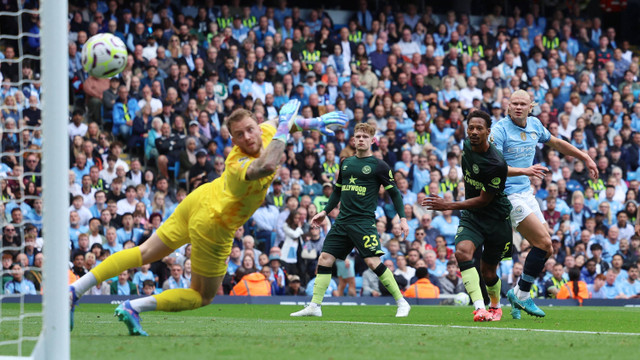 Erling Haaland dari Manchester City mencetak gol pertama ke gawang Brentford di Stadion Etihad, Manchester, Inggris, 14 September 2024. Foto: REUTERS/Phil Noble