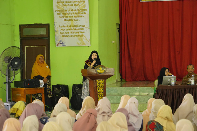 Bunda PAUD OKU Timur , Sheila Noberta saat membuka pelatihan bagi guru PAUD dan TK, Foto : Ist