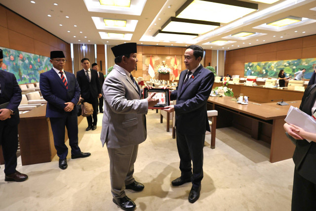 Menteri Pertahanan (Menhan) RI Prabowo Subianto melakukan pertemuan dengan Ketua Majelis Nasional Vietnam Tran Thanh Man, di Vietnam, Sabtu (14/9). Foto: Dok. Istimewa