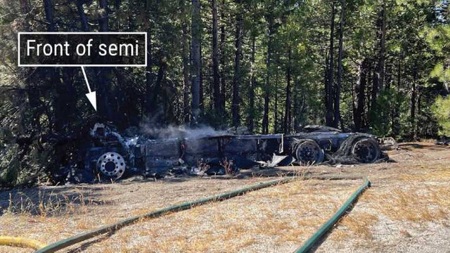 Truk listrik Tesla Semi yang terbakar pasca kecelakaan di Amerika Serikat.  Foto: NTSB 