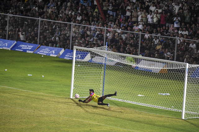 Penjaga gawang Sulawesi Tengah Rexy berusaha menangkap bola saat pada pertandingan babak 8 besar sepak bola putra PON XXI Aceh-Sumut 2024 di Stadion H Dimurthala, Banda Aceh, Aceh, Sabtu (14/9/2024). Foto: Adeng Bustomi/ANTARA FOTO 