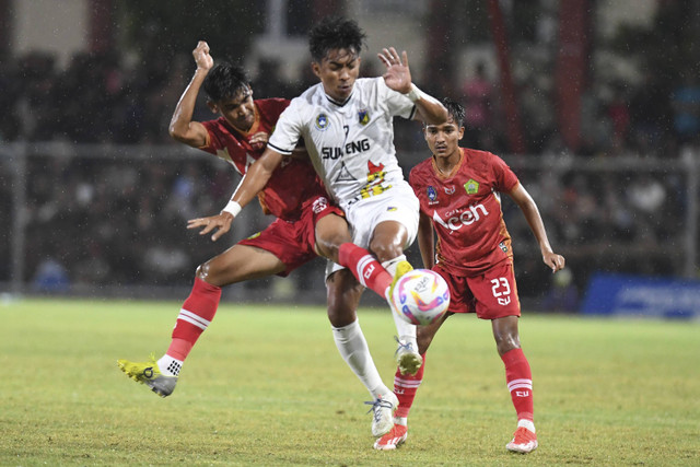 Pesepak bola Aceh Refyanshah (kiri) berebut bola dengan pesepak bola Sulawesi Tengah Muhammad Adrian (tengah) pada pertandingan babak 8 besar PON XXI Aceh-Sumut 2024 di Stadion H Dimurthala, Banda Aceh, Aceh, Sabtu (14/9/2024). Foto: Adeng Bustomi/ANTARA FOTO 