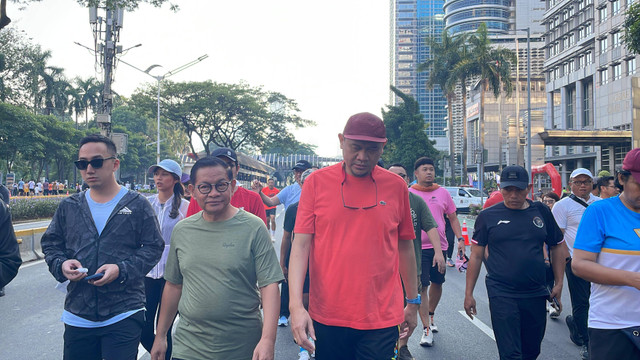 Bacagub Jakarta, Pramono Anung, saat tiba berolahraga di Hari Bebas Kendaraan Bermotor (HBKB) atau car free day (CFD), di kawasan Senayan, Jakarta Selatan, Minggu (15/9/2024). Foto: Fadhil Pramudya/kumparan