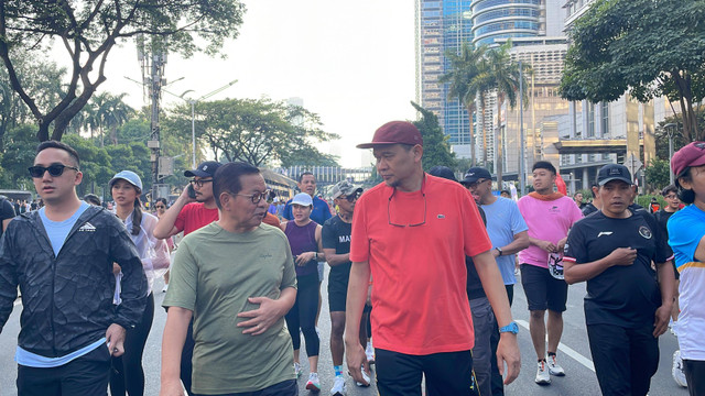 Bacagub Jakarta, Pramono Anung, saat tiba berolahraga di Hari Bebas Kendaraan Bermotor (HBKB) atau car free day (CFD), di kawasan Senayan, Jakarta Selatan, Minggu (15/9/2024). Foto: Fadhil Pramudya/kumparan