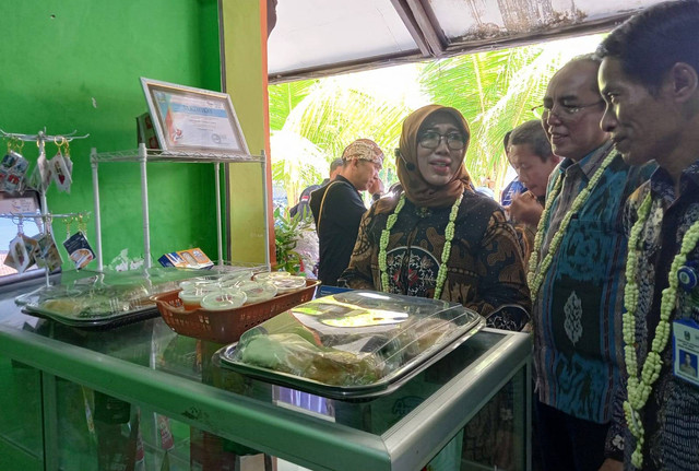 Kepala Bidang Pembinaan SMA Dinas Pendidikan (Dindik) Provinsi Jawa Timur Suhartatik, saat kegiatan monev double track di SMAN 1 Sampang, Sabtu (14/9). Foto: Masrutoh/Basra