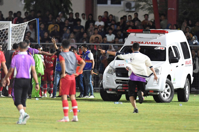 Mobil ambulance mengevakuasi wasit yang dipukul saat pertandingan babak 8 besar sepak bola putra antara Aceh melawan Sulteng pada PON XXI Aceh-Sumut 2024 di Stadion H Dimurthala, Banda Aceh, Aceh, Sabtu (14/9/2024). Foto: Adeng Bustomi/ANTARA FOTO 