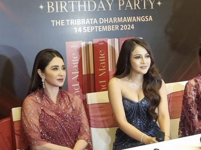 Dewi Perssik Terima Hadiah Gaun Senilai Ratusan Juta dari Penggemar. Foto: Aprilandika Pratama/kumparan