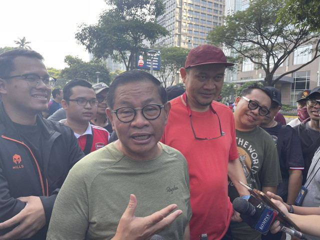 Bacagub Jakarta, Pramono Anung (kiri), ditemani oleh Ketua Tim Pemenangan Pramono-Rano, Cak Lontong (kanan), saat diwawancarai wartawan di FX Sudirman, Jakarta Pusat, Minggu (15/9/2024). Foto: Fadhil Pramudya/kumparan