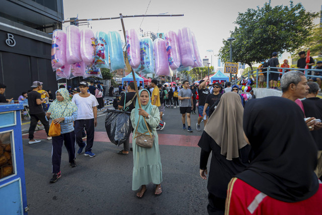 Pedagang menjajakan dagangannya di kawasan Jalan Blora dekat Car Free Day (CFD) Sudirman, Jakarta, Minggu (15/9/2024). Foto: Iqbal Firdaus/kumparan