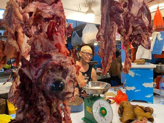 Salah satu pedagang daging di Pasar Flamboyan Pontianak. Pemkot Pontianak akan tindak tegas pedagang yang masih belum mau membayar tunggakan sewa kios mereka. Foto: Dok. Hi!Pontianak