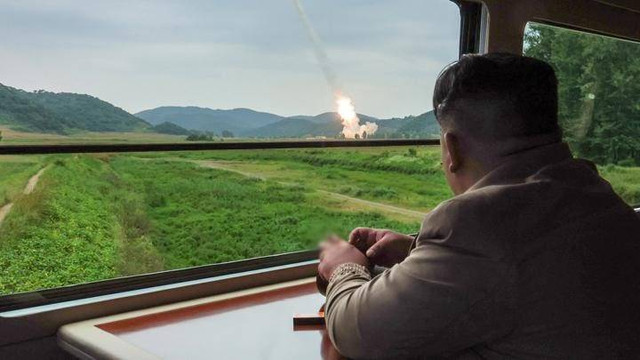 Pemimpin Korea Utara Kim Jong Un mengawasi uji coba peluncur roket ganda 600 mm baru di lokasi yang dirahasiakan di Korea Utara, 13 September 2024. Korea Utara menembakkan beberapa rudal balistik jarak pendek di lepas pantai timurnya. KCNA via REUTERS