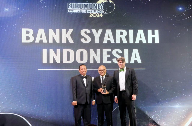 Direktur Wholesale Transaction Banking BSI Zaidan Novari (kiri) dan Direktur Information Technology BSI Saladin Dharmanugraha Effendi (tengah) saat menerima penghargaan Best Digital Bank dalam ajang internasional Euromoney Awards for Excellence 2024 di Singapura, Kamis malam (12/9/2024). Foto: Dok. BSI