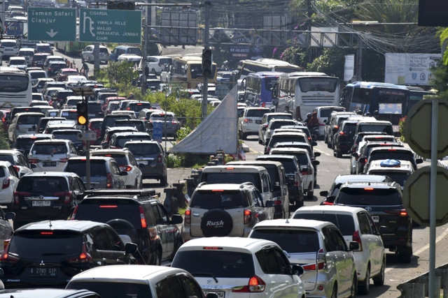 Sejumlah kendaraan bergerak melambat saat pemberlakuan satu arah menuju jalur wisata Puncak di Simpang Gadog, Kabupaten Bogor, Jawa Barat, Minggu (15/9/2024). Foto: Arif Firmansyah/ANTARA FOTO