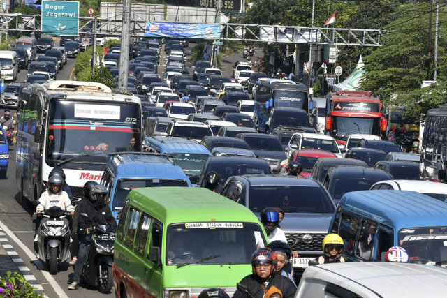 Sejumlah kendaraan bergerak melambat saat pemberlakuan satu arah menuju jalur wisata Puncak di Simpang Gadog, Kabupaten Bogor, Jawa Barat, Minggu (15/9/2024). Foto: Arif Firmansyah/ANTARA FOTO