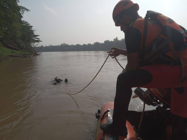 Tim SAR saat melakukan pencarian balita di Musi Rawas, Foto : Basarnas Palembang