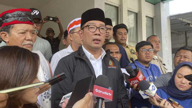 Bakal calon gubernur Jakarta, Ridwan Kamil usai bertemu warga di Pasar Kambing, Tanah Abang, Jakarta Pusat, Minggu (15/9/2024). Foto: Zamachsyari/kumparan