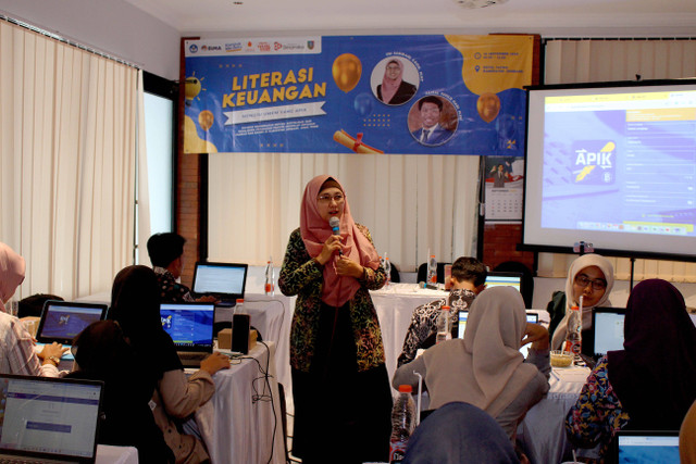 Ibu Tri Sagirani, M.MT memberikan materi terkait literasi keuangan kepada UMKM Kabupaten Jombang.