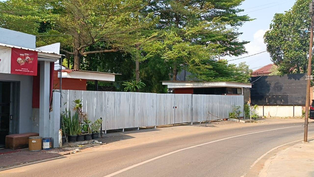 Penampakan rumah makan Sedjuk Bakmi & Kopi Cilandak sudah ditutup seng, milik Rasich Hanif anak dari Radinal Mochtar Menteri Pekerjaan Umum era Soeharto di Cilandak, Jakarta Selatan, Minggu (15/9/2024). Foto: Fadlan Nuril Fahmi/kumparan