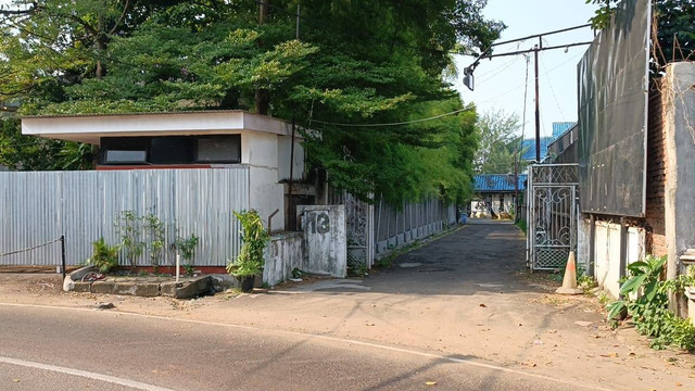 Penampakan rumah makan Sedjuk Bakmi & Kopi Cilandak sudah ditutup seng, milik Rasich Hanif anak dari Radinal Mochtar Menteri Pekerjaan Umum era Soeharto di Cilandak, Jakarta Selatan, Minggu (15/9/2024). Foto: Fadlan Nuril Fahmi/kumparan